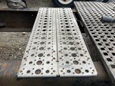 Volvo VNL Deck Plate / Catwalk