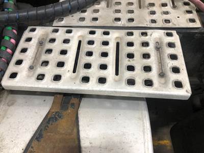 Volvo VNL Deck Plate / Catwalk