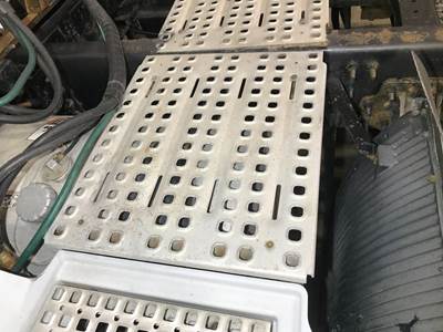 Volvo VNL Deck Plate / Catwalk