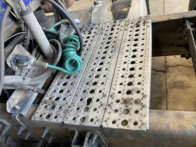 Volvo VNL Deck Plate / Catwalk