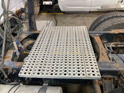 Volvo VNL Deck Plate / Catwalk