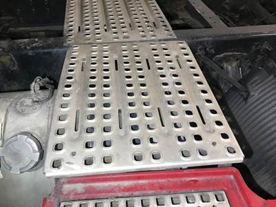 Volvo VNL Deck Plate / Catwalk