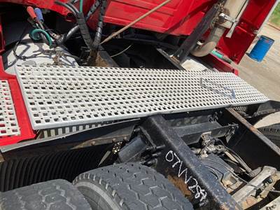 Volvo VNL Deck Plate / Catwalk