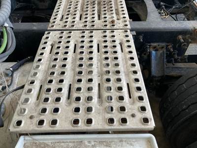 Volvo VNL Deck Plate / Catwalk
