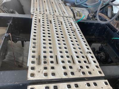Volvo VNL Deck Plate / Catwalk