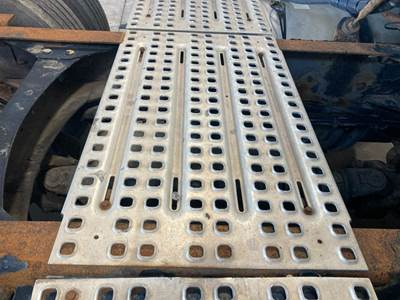 Volvo VNL Deck Plate / Catwalk