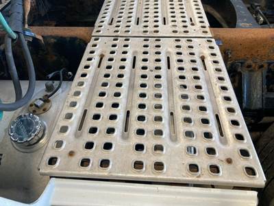 Volvo VNL Deck Plate / Catwalk