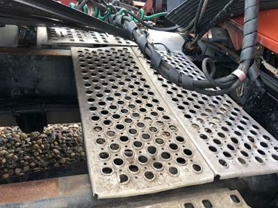 Volvo VNL Deck Plate / Catwalk
