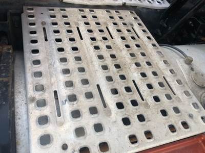 Volvo VNL Deck Plate / Catwalk