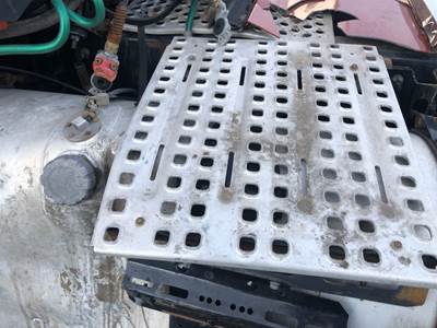 Volvo VNL Deck Plate / Catwalk