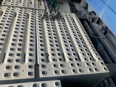 Volvo VNL Deck Plate / Catwalk