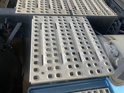 Volvo VNL Deck Plate / Catwalk