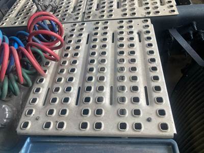 Volvo VNL Deck Plate / Catwalk