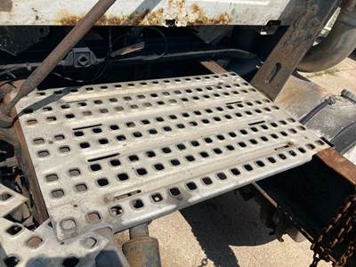 Volvo VNL Deck Plate / Catwalk