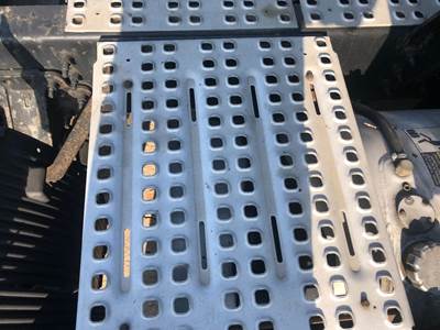 Volvo VNL Deck Plate / Catwalk