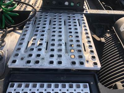 Volvo VNL Deck Plate / Catwalk