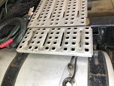 Volvo VNL Deck Plate / Catwalk