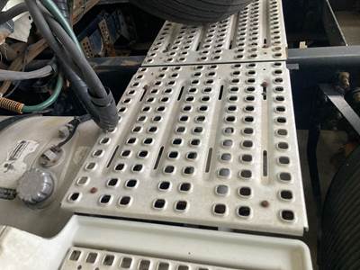 Volvo VNL Deck Plate / Catwalk