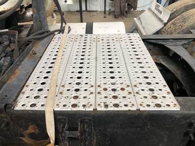 Volvo VNL Deck Plate / Catwalk