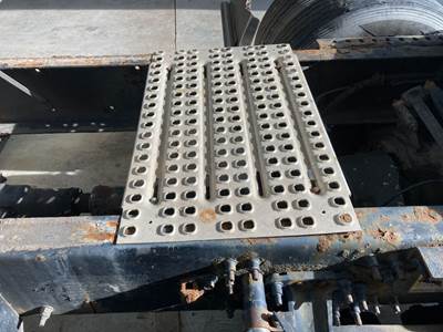 Volvo VNL Deck Plate / Catwalk