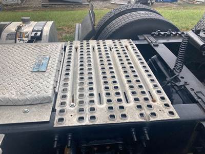 Volvo VNL Deck Plate / Catwalk