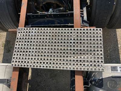 Volvo VNL Deck Plate / Catwalk