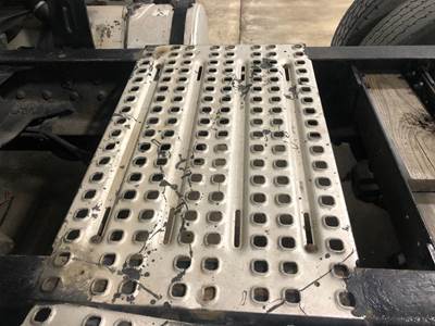 Volvo VNL Deck Plate / Catwalk