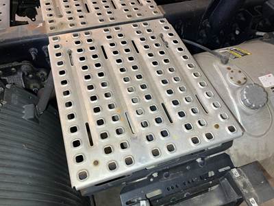 Volvo VNL Deck Plate / Catwalk