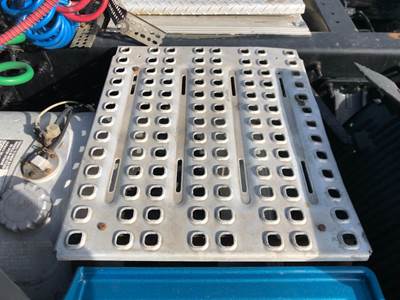 Volvo VNL Deck Plate / Catwalk