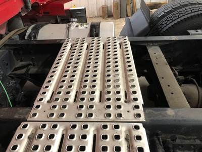 Volvo VNL Deck Plate / Catwalk