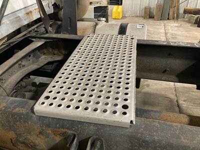 Volvo VNL Deck Plate / Catwalk