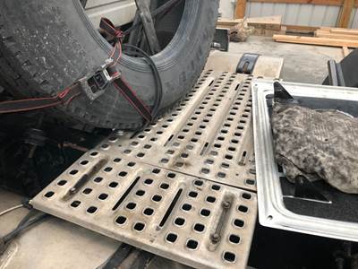 Volvo VNL Deck Plate / Catwalk
