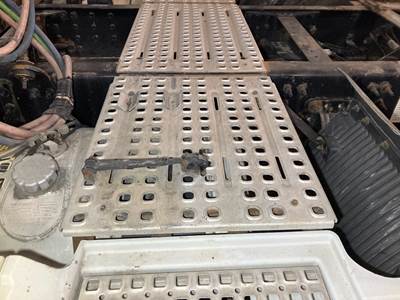 Volvo VNL Deck Plate / Catwalk
