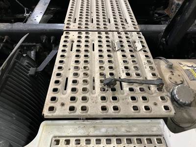 Volvo VNL Deck Plate / Catwalk