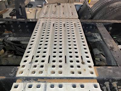 Volvo VNL Deck Plate / Catwalk