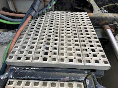 Volvo VNL Deck Plate / Catwalk