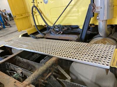 Volvo VNL Deck Plate / Catwalk