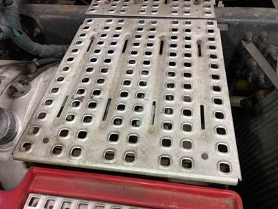 Volvo VNL Deck Plate / Catwalk