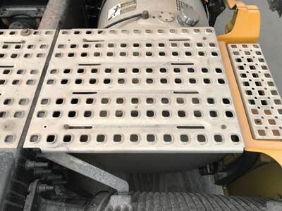 Volvo VNL Deck Plate / Catwalk