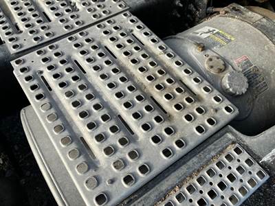 Volvo VNL Deck Plate / Catwalk