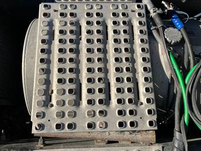 Volvo VNL Deck Plate / Catwalk