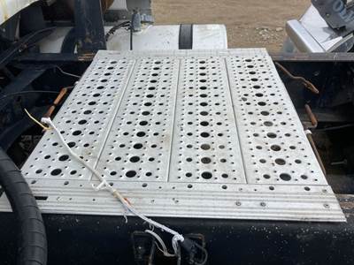 Volvo VNL Deck Plate / Catwalk
