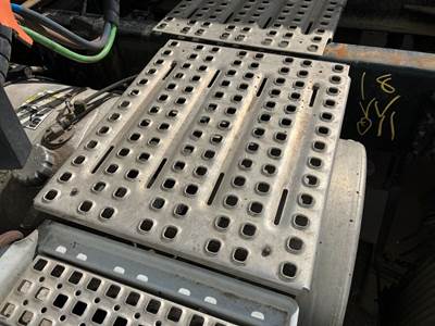 Volvo VNL Deck Plate / Catwalk