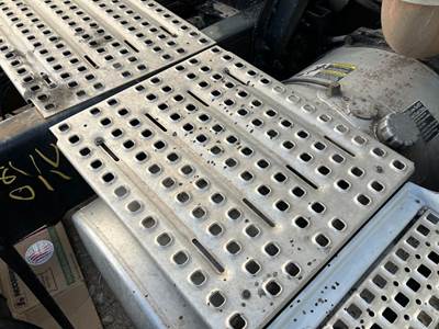 Volvo VNL Deck Plate / Catwalk