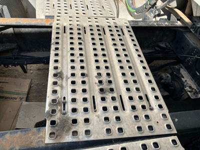 Volvo VNL Deck Plate / Catwalk