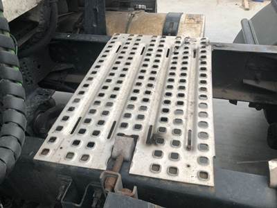 Volvo VNL Deck Plate / Catwalk