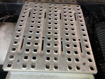 Volvo VNL Deck Plate / Catwalk