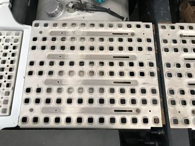 Volvo VNL Deck Plate / Catwalk