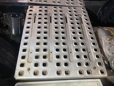 Volvo VNL Deck Plate / Catwalk