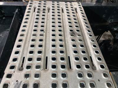 Volvo VNL Deck Plate / Catwalk